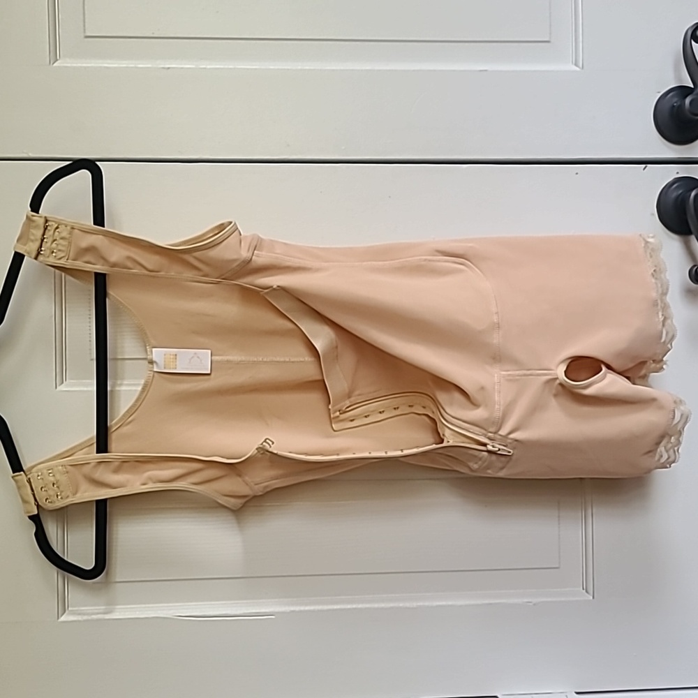 Under bust body shaper, adjustable straps and opening at bottom